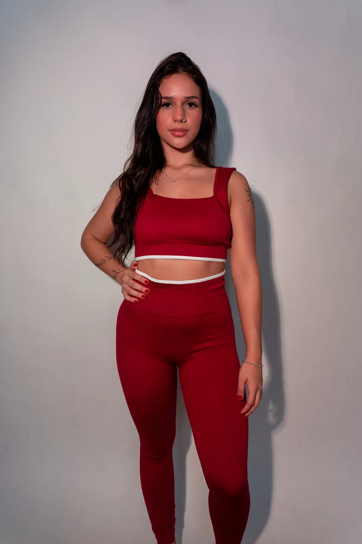 Top de alça larga e legging com vivo branco, corpo inteiro