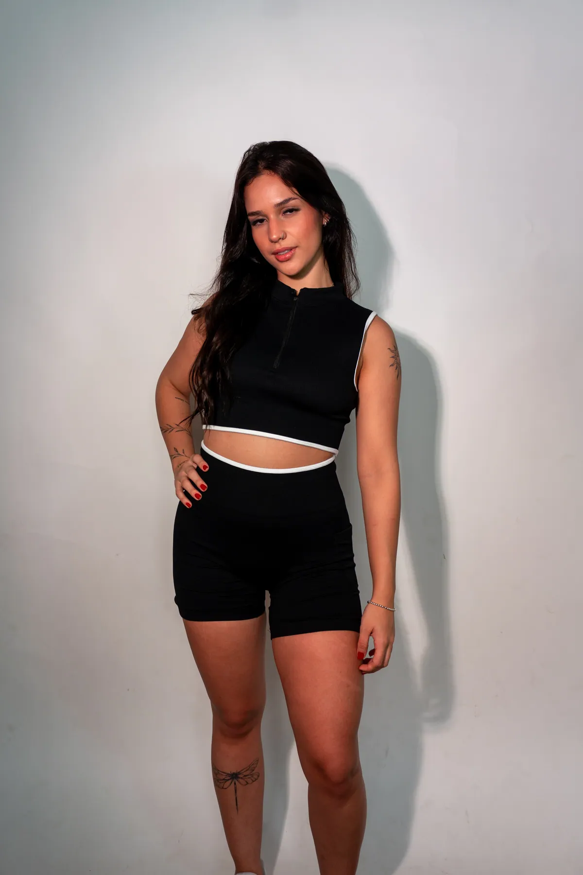 Cropped de gola alta com zíper e shorts, corpo inteiro