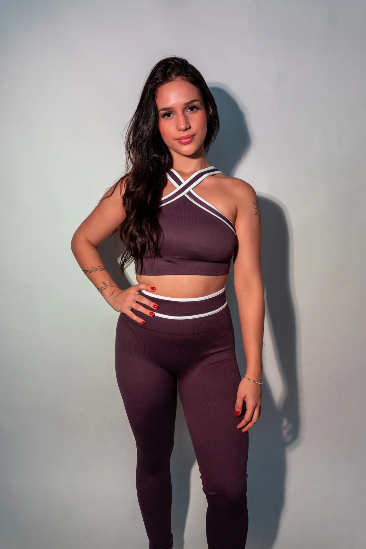 Top frente única cruzado e legging com faixas no cós, corpo inteiro