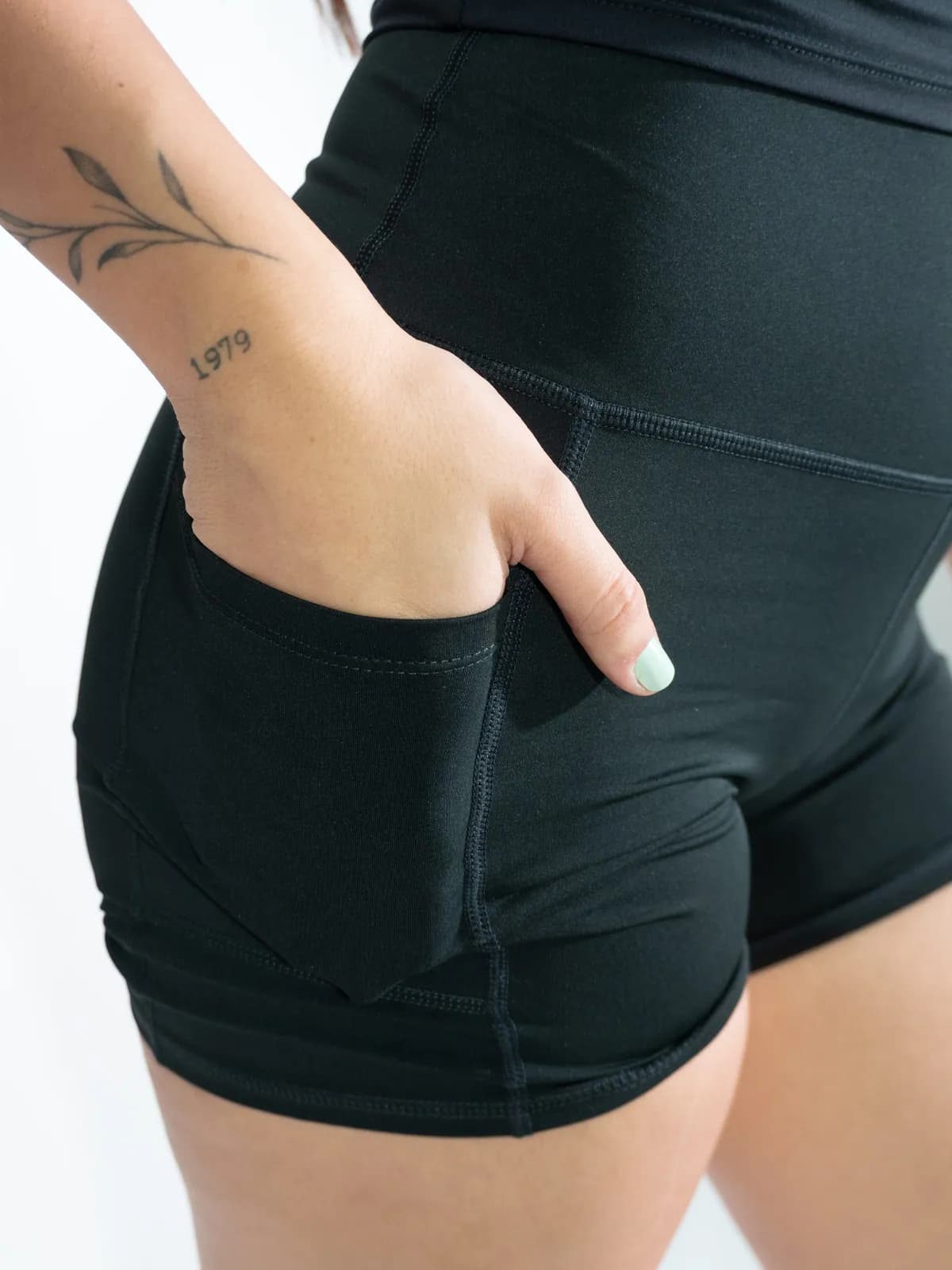 Conjunto Camiseta e Shorts com Bolso na cor preto