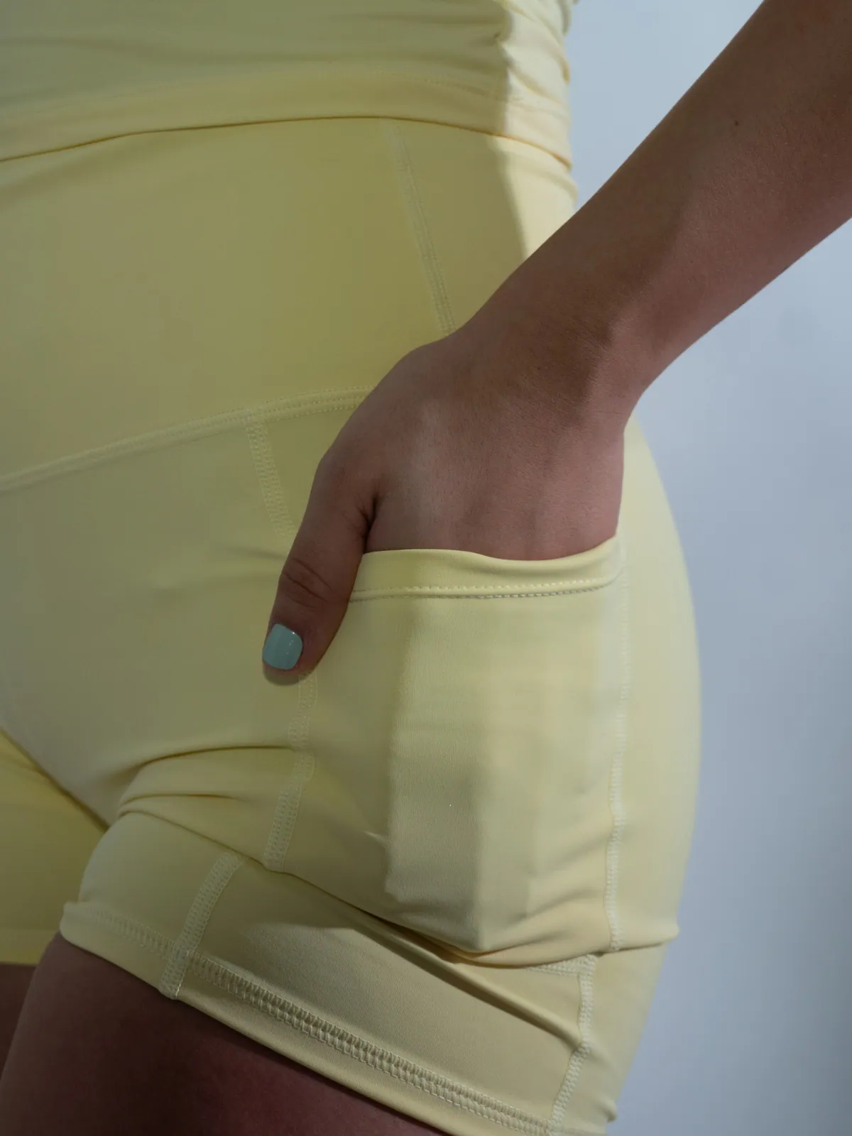 Conjunto Camiseta e Shorts com Bolso na cor amarelo manteiga