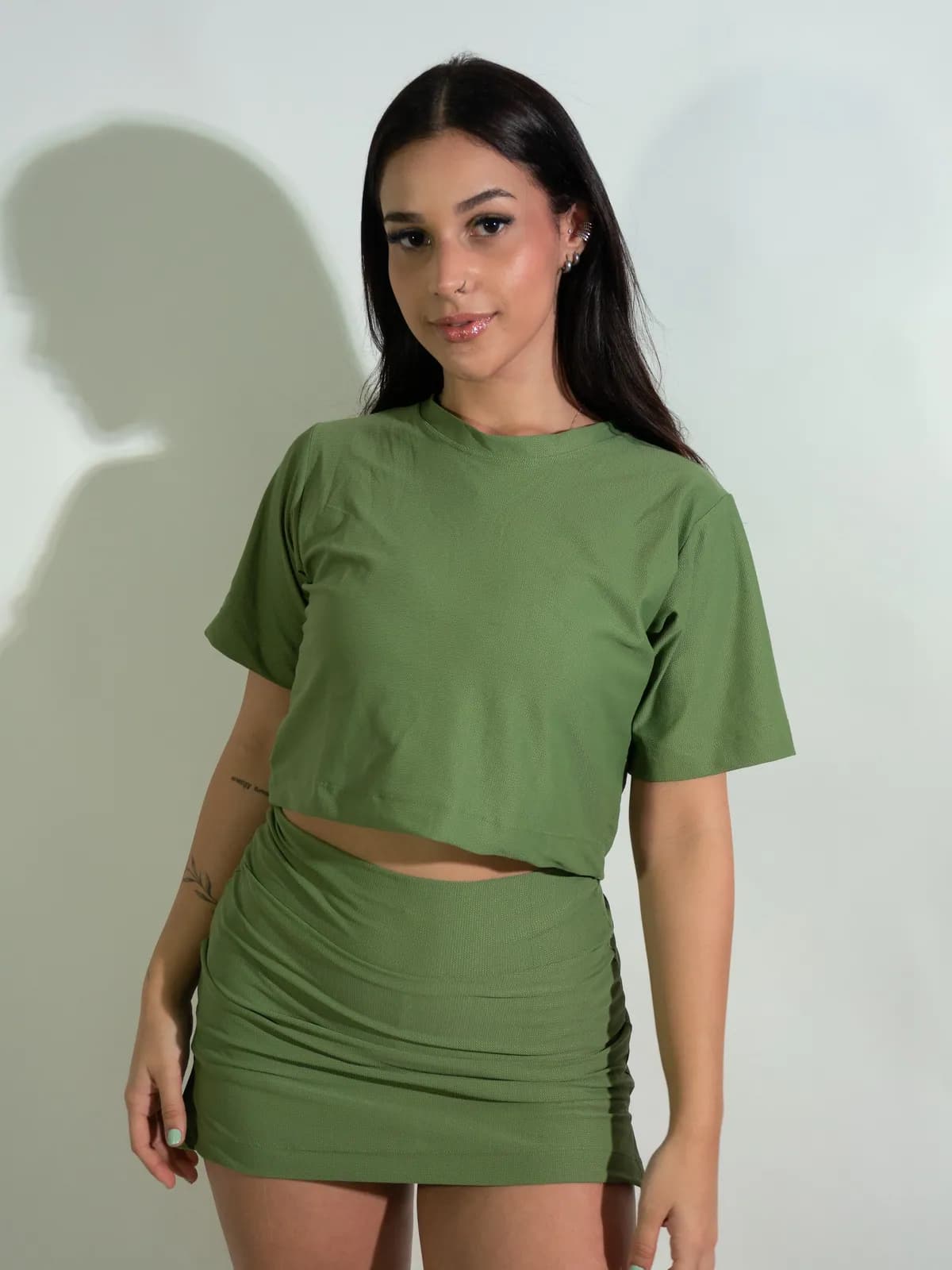 Conjunto Cropped e Short-Saia na cor verde oliva