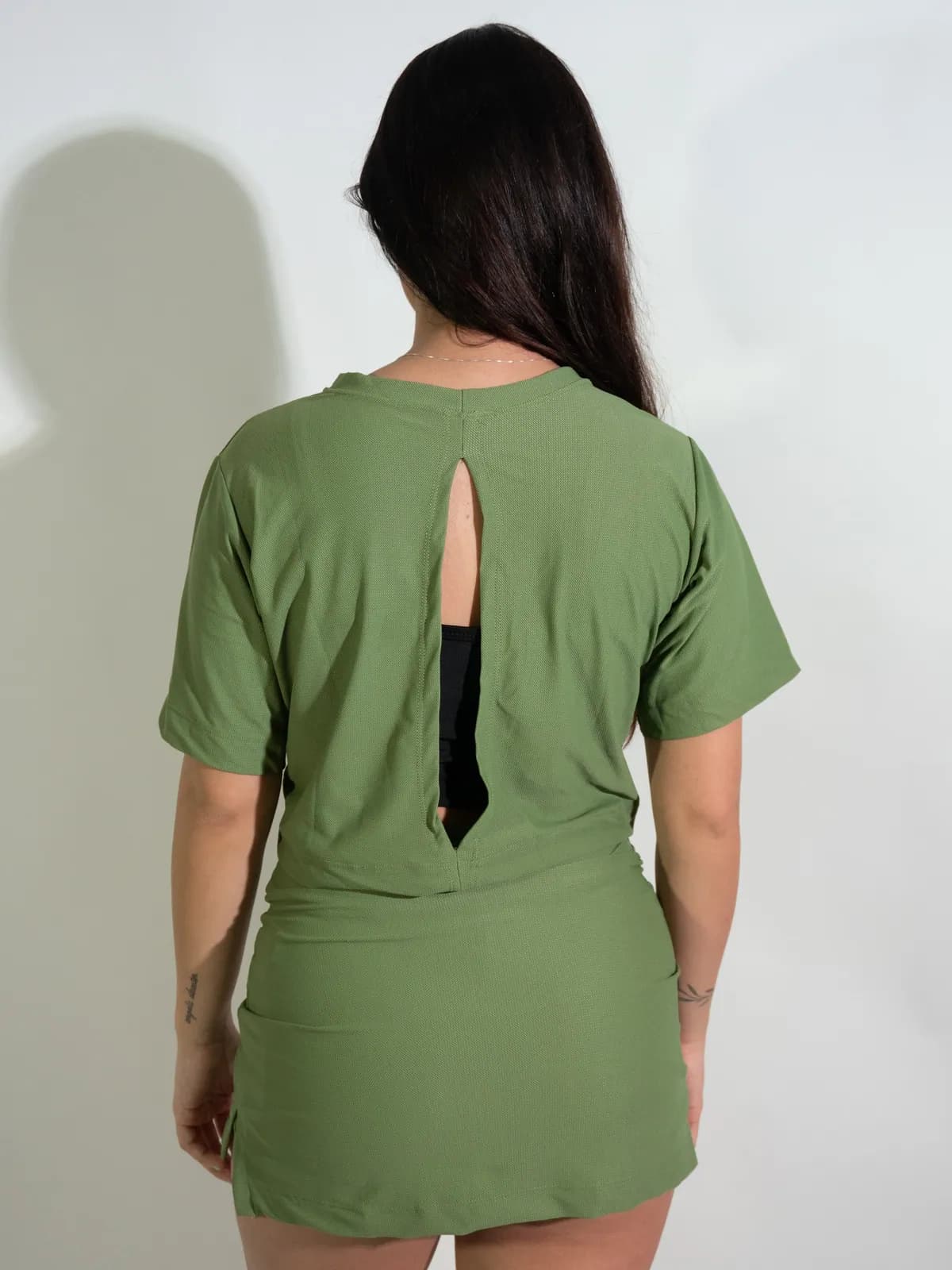 Conjunto Cropped e Short-Saia na cor verde oliva