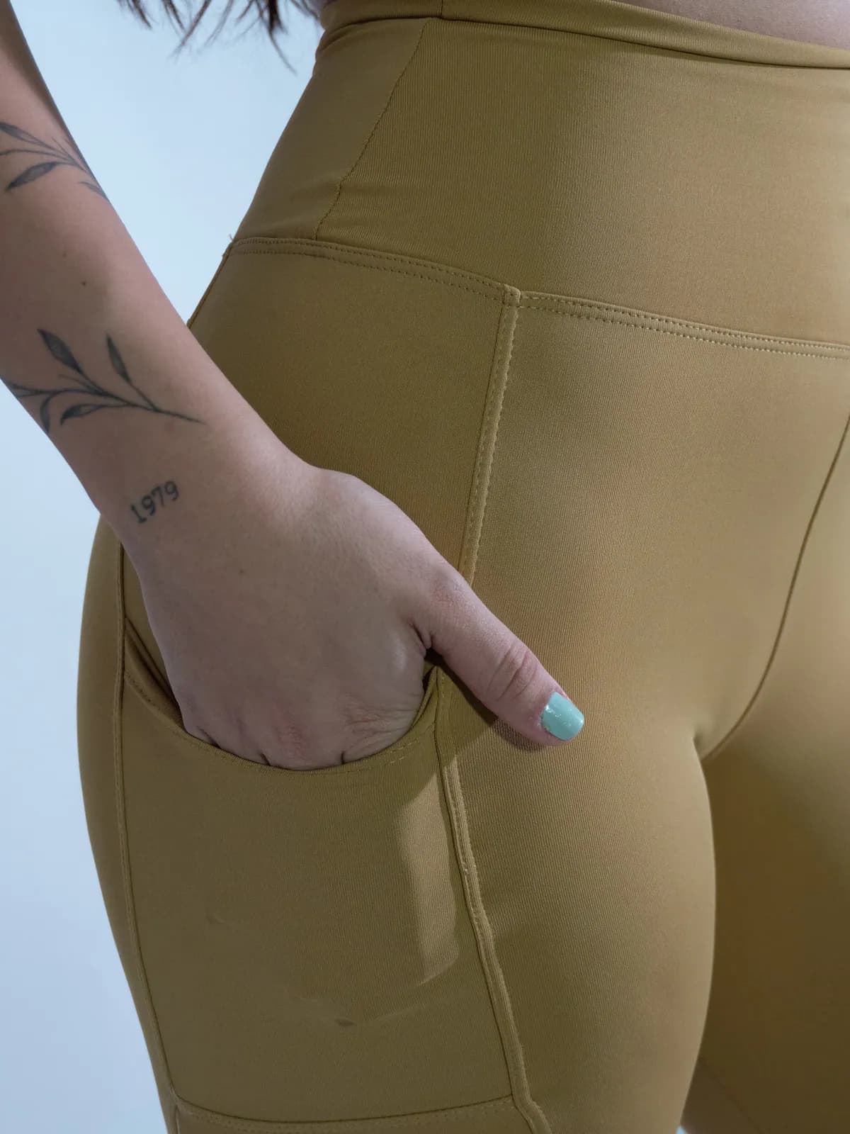 Conjunto Power Top e Calça na cor mostarda