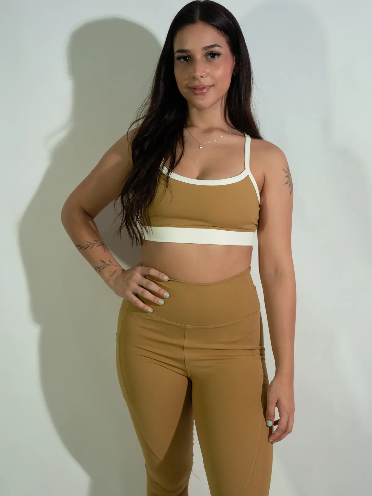Conjunto Top Costas Cruzadas e Legging na cor caramelo