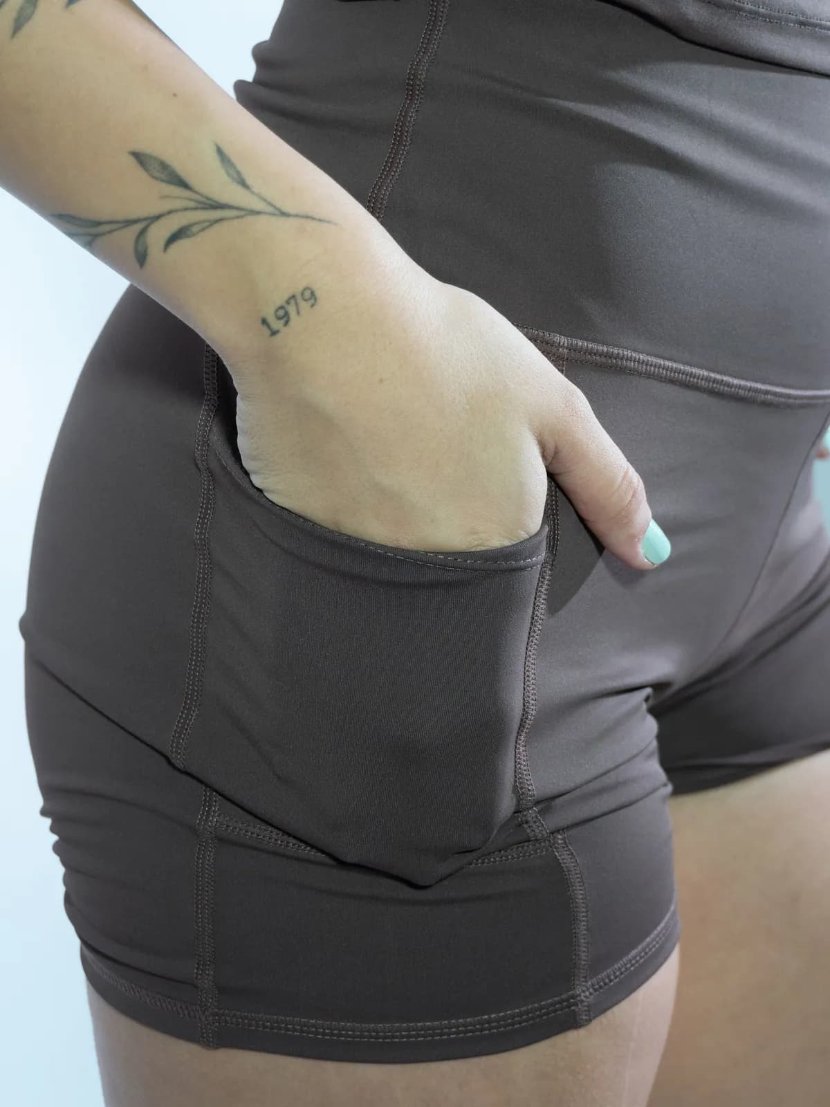 Conjunto Urban Baby Tee e Shorts na cor marrom