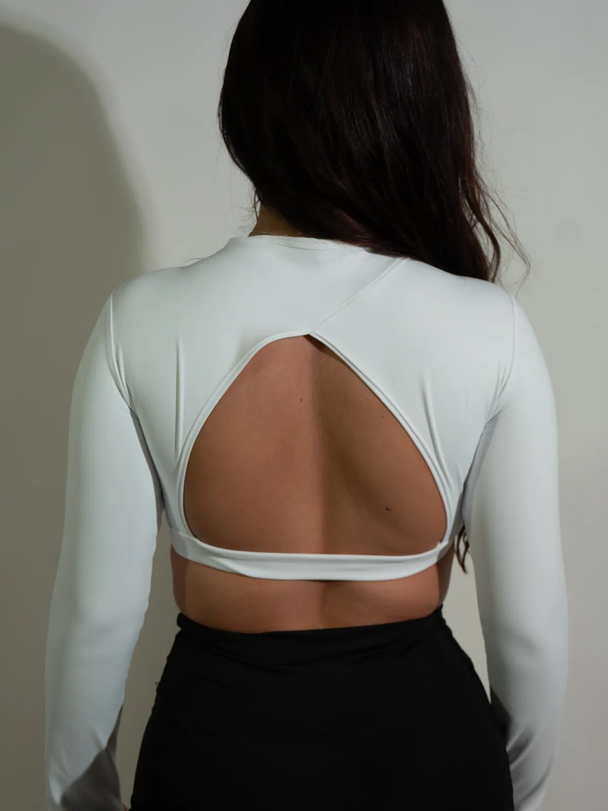 Cropped Manga Longa Costas Abertas na cor branco